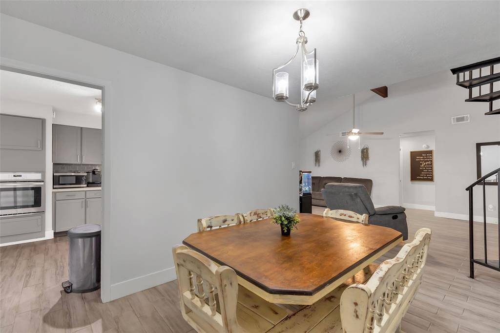 Dining room opens out into the livingroom