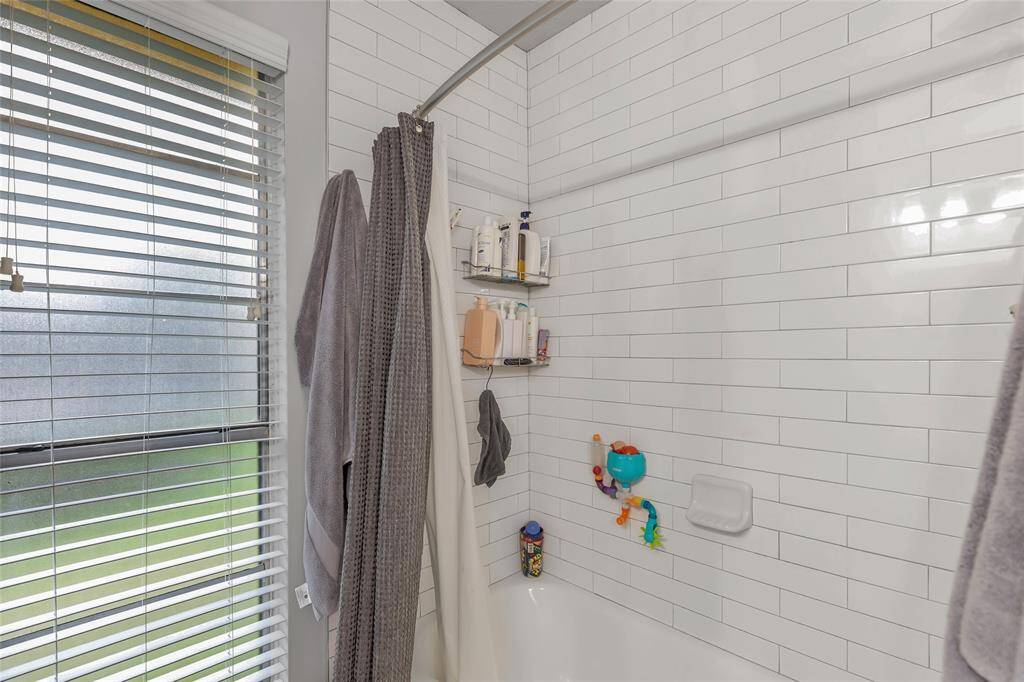 Primary bathtub/shower combo
