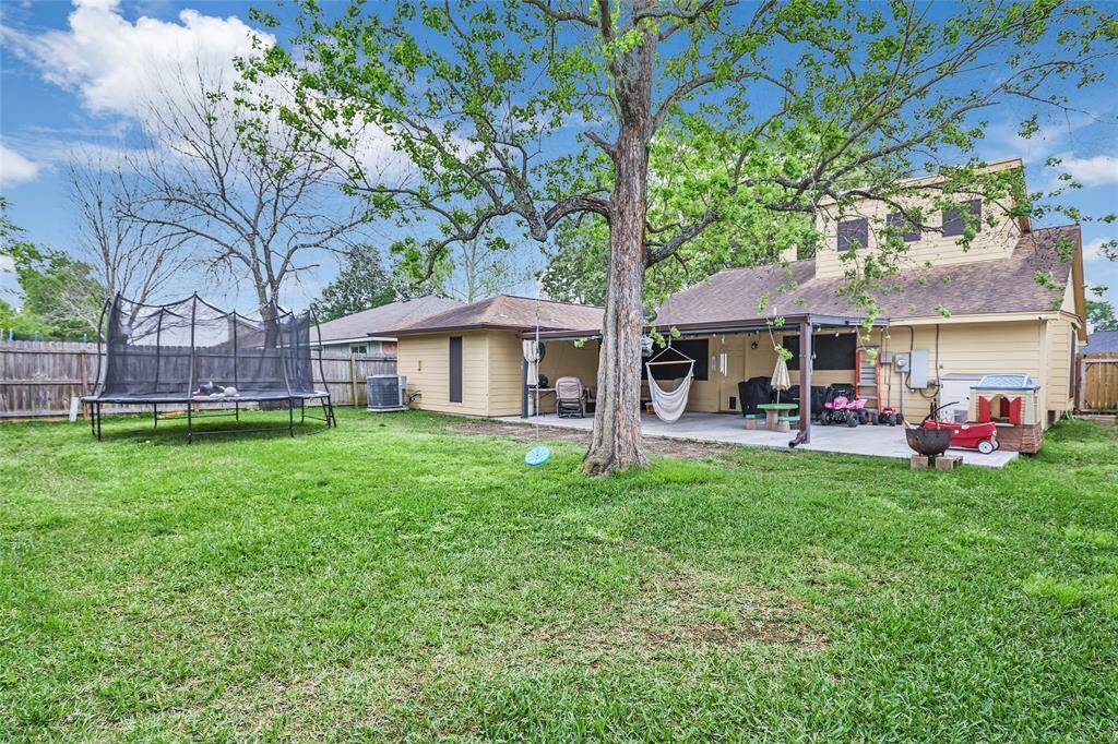 Covered back patio perfect for entertaining!