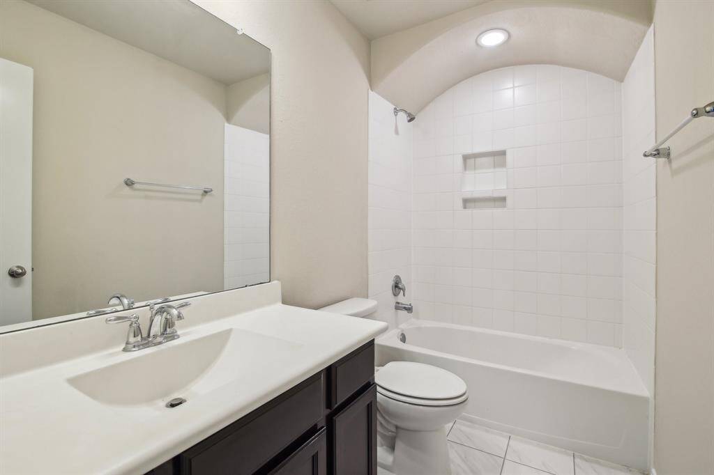 Upstairs full bathroom.