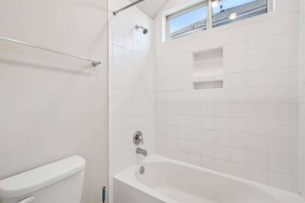 Upstairs full bathroom.
