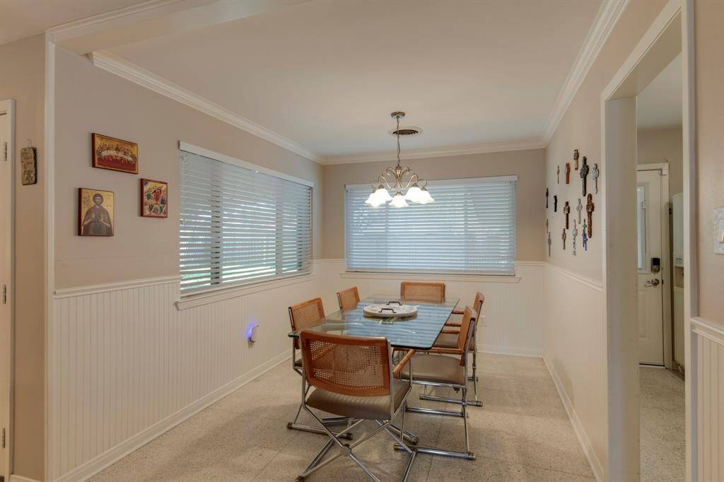 11 x 9 Breakfast room off the kitchen.