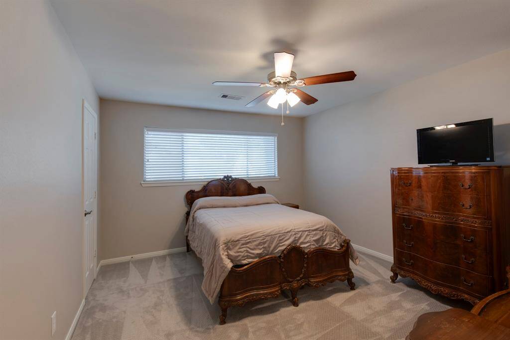One of the 3 secondary bedrooms.