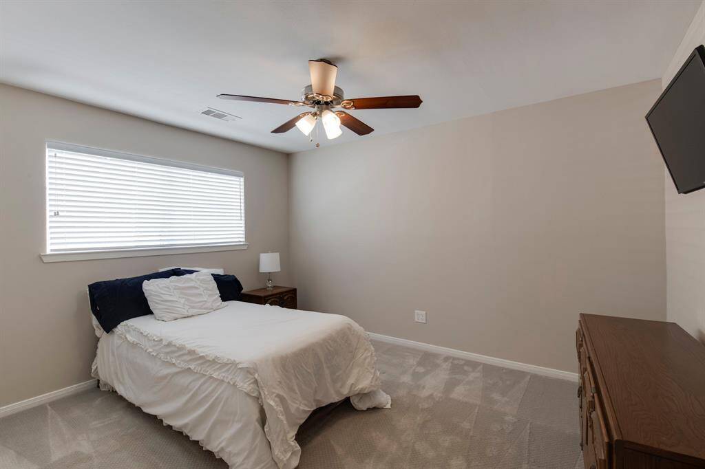 Secondary bedroom.