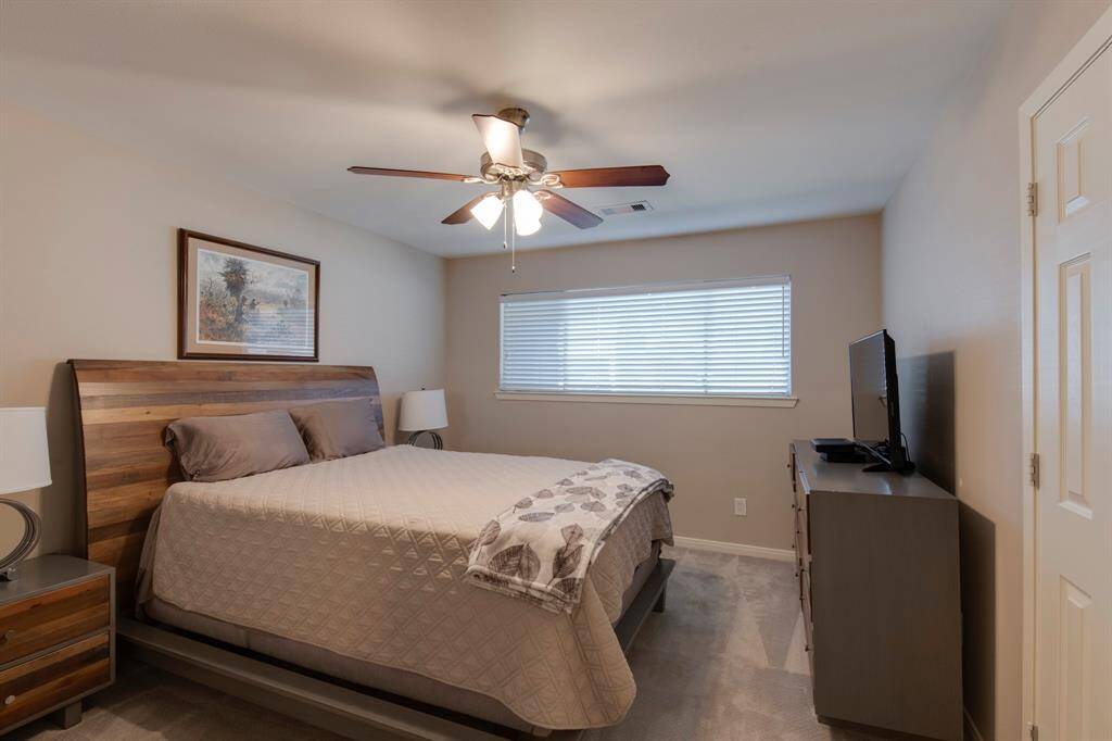 Secondary bedroom.
