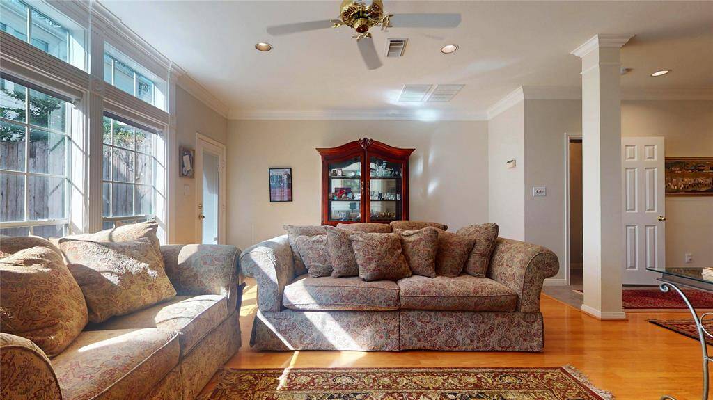 Large windows w/lots of light in Living room