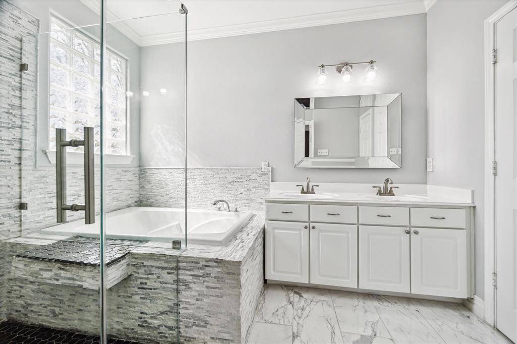 Feel like you are at a spa everyday in this breathtaking ensuite. Featuring granite countertops, dual sinks, soaking tub, and separate shower.