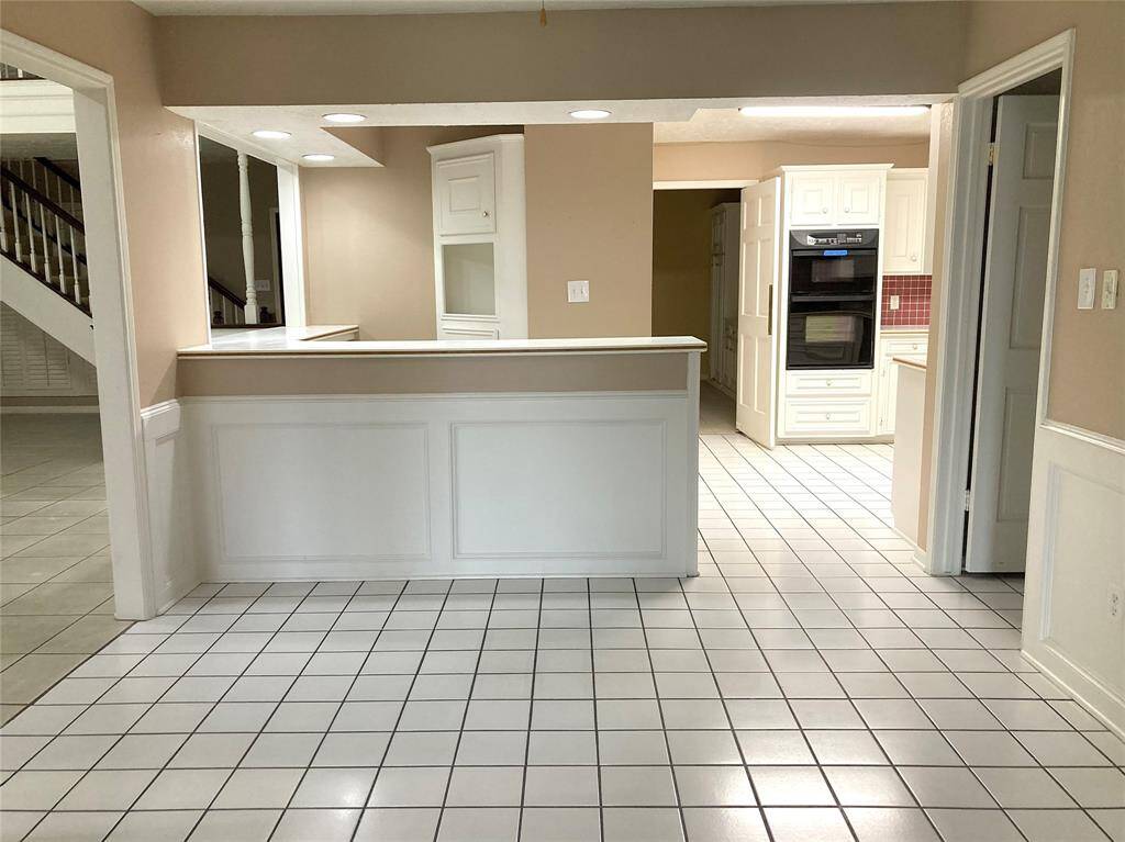 Breakfast room, bar, and kitchen.
