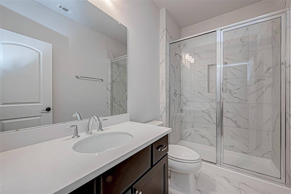 Secondary ensuite 2