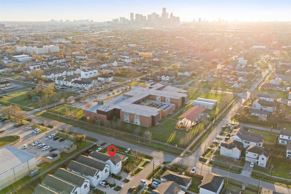 Easy access to 610, I-10 and minutes from downtown