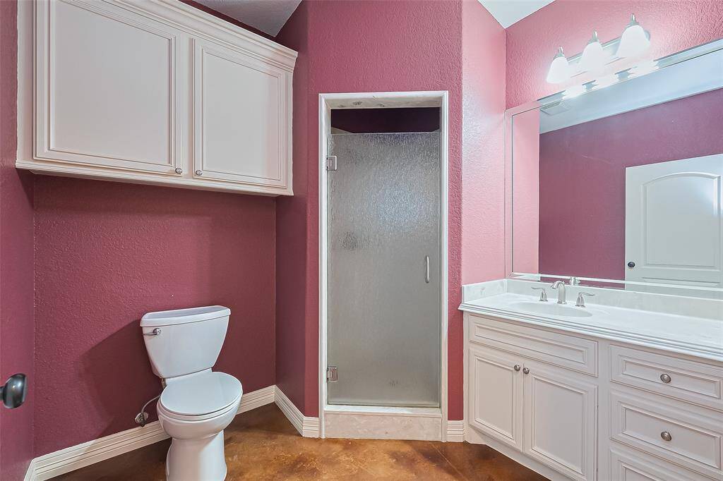 full bath in hallway