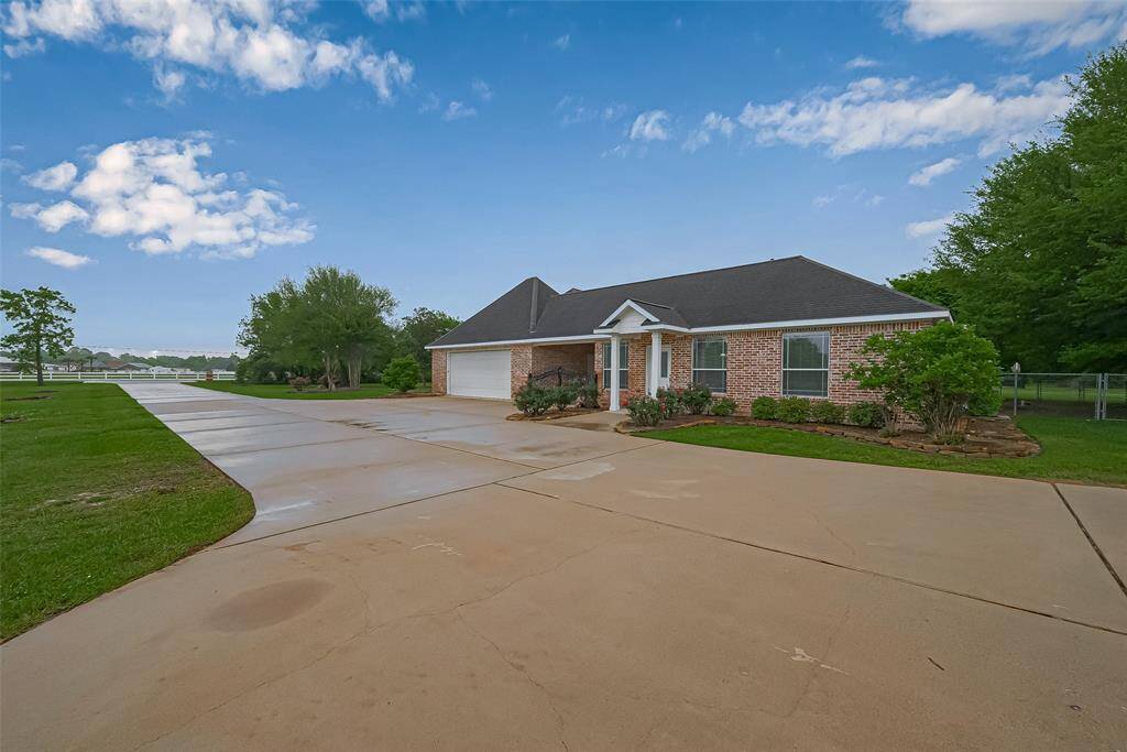 spacious driveway