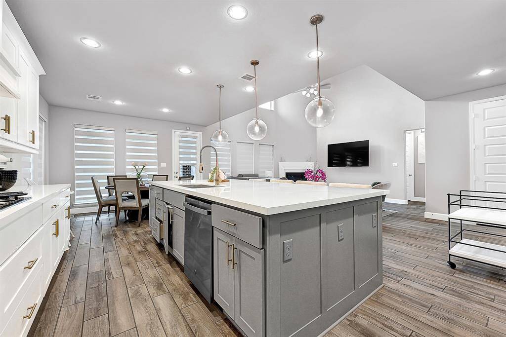 Kitchen great for entertaining and lots of cabinet space.