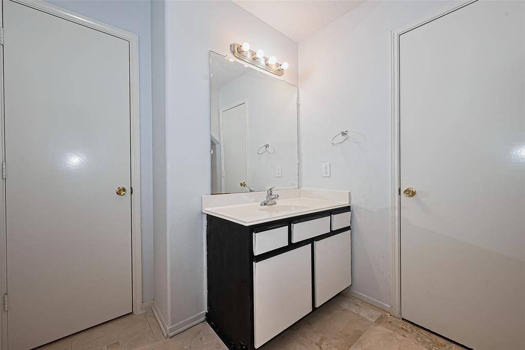 1/2 Bathroom