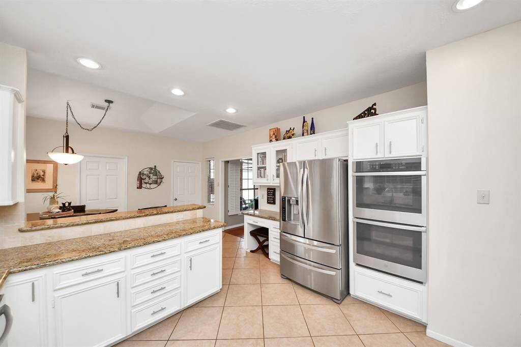 Dual ovens make holiday cooking a breeze, allowing you to prepare multiple dishes at once. Coupled with the spacious layout, this kitchen is perfect for hosting large gatherings and creating memorable meals with ease.