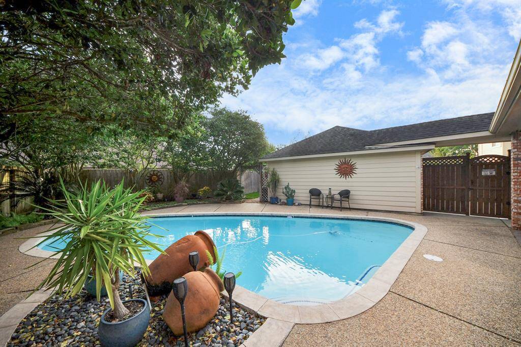 The beautiful pool is perfect for family gatherings, parties, and barbecues, offering a fantastic space for fun.