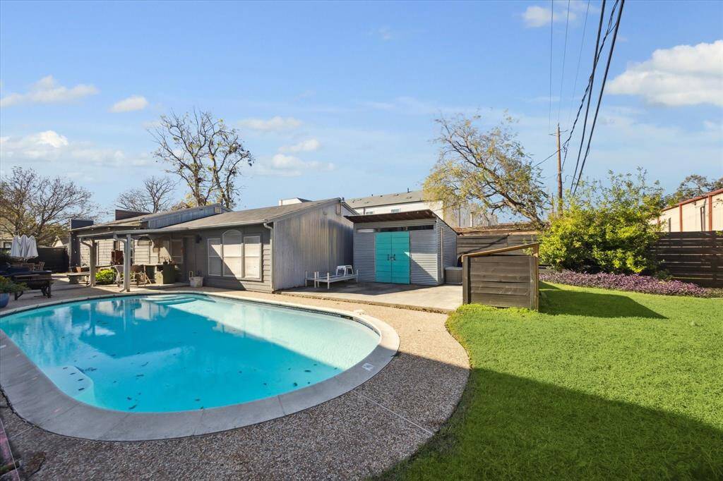 Expansive backyard with a sparking pool and plenty of space for outdoor gatherings!