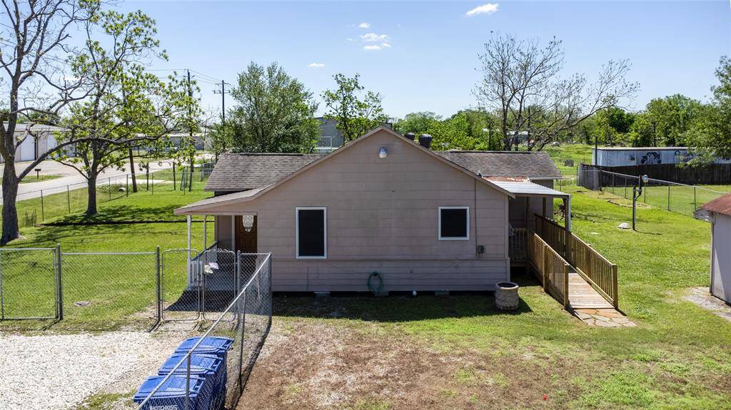 House is wheel chair accessible from the back yard..