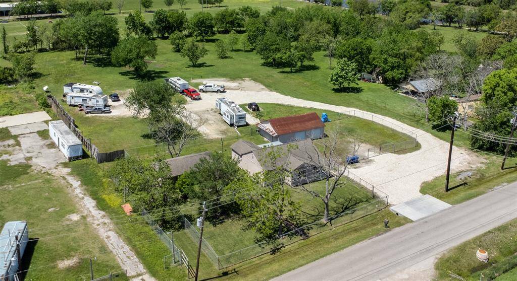 This 2.354 acres has plenty of nice shade trees for tenants to walk their dogs.