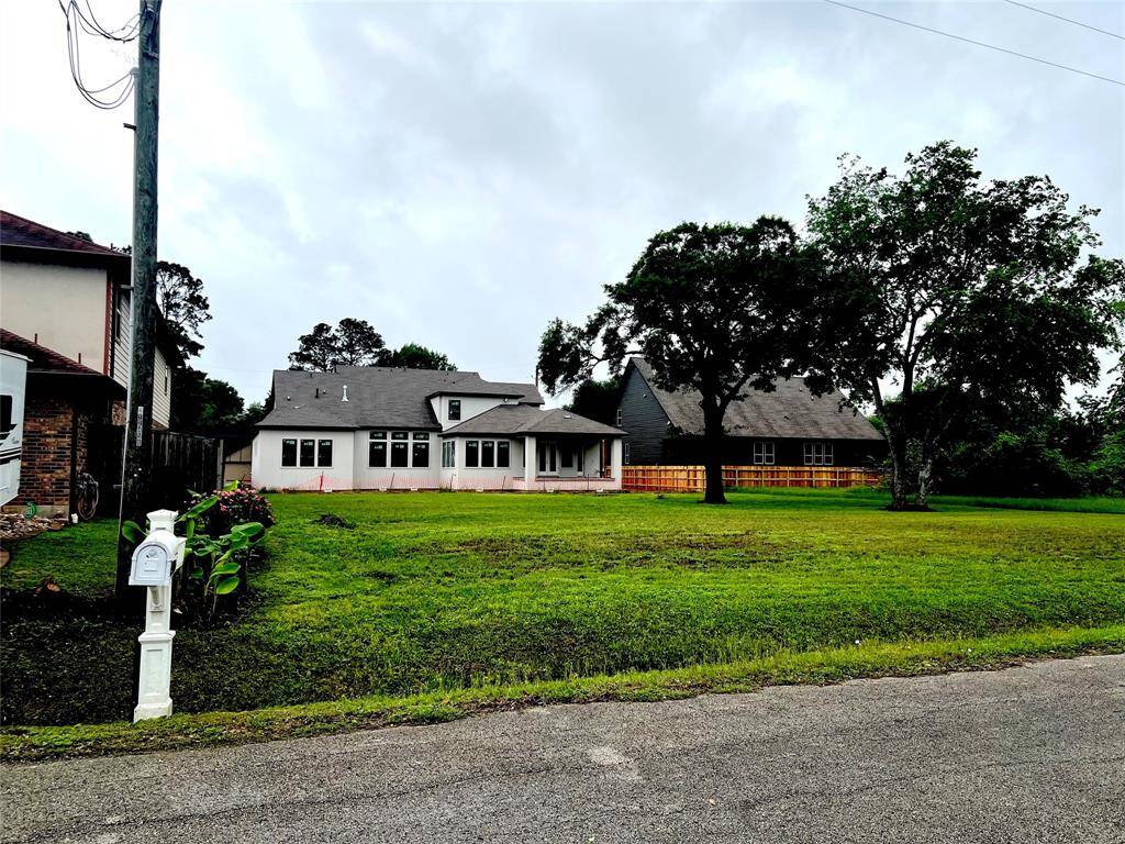 Beautiful homes established homes in the area.