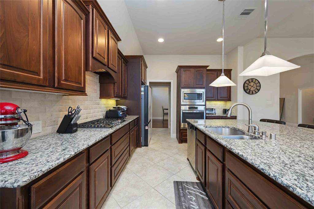 This beautiful kitchen is perfect for summer entertainment.