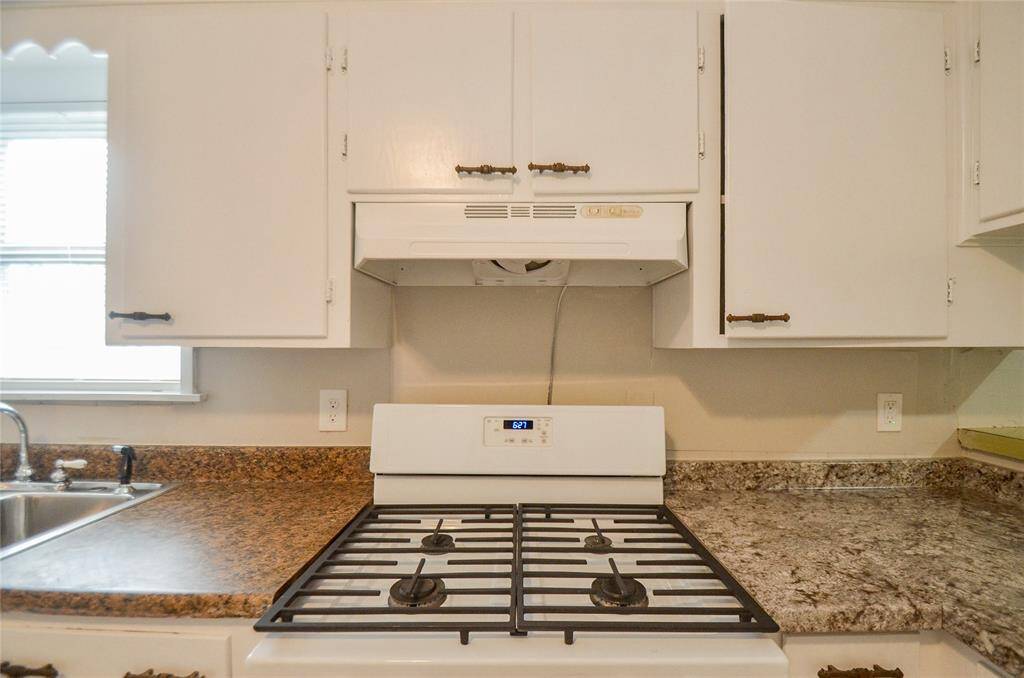 4-burner stove, perfect for cooking multiple meals at once!