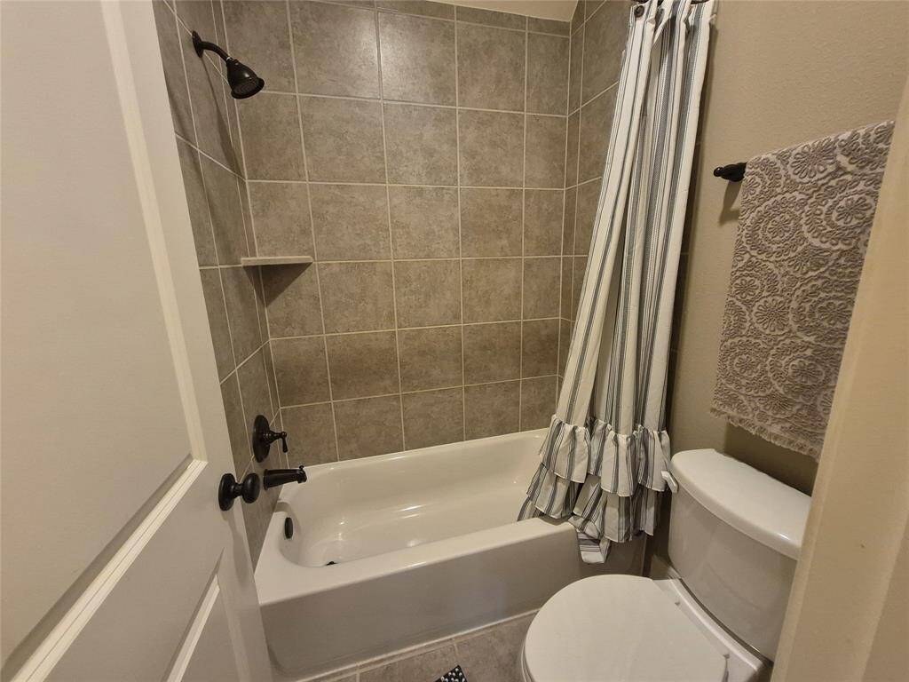 Bedroom 4- personal bath, tub/shower area