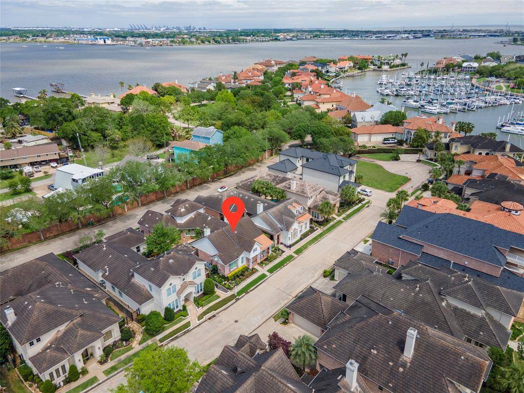Waterford Harbor offers luxury living with twenty-four hour, manned-gate security and access to the neighborhood's marina. Residents enjoy ultimate coastal living minutes from Clear Lake, Galveston Bay and the Gulf of Mexico beyond.