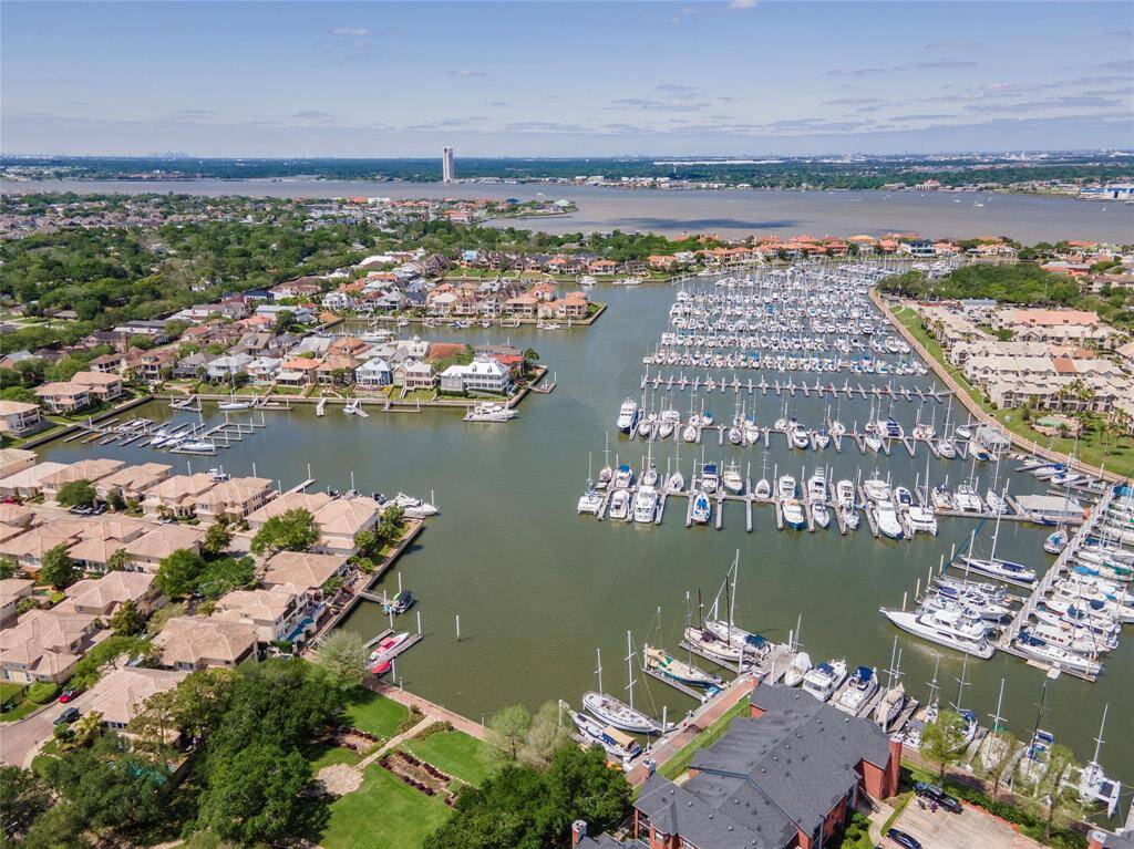 Waterford Harbor Mainta offers 643 luxury, floating docks with extra-wide finger piers on both sides of each slip (lengths from 35 to 70 feet)