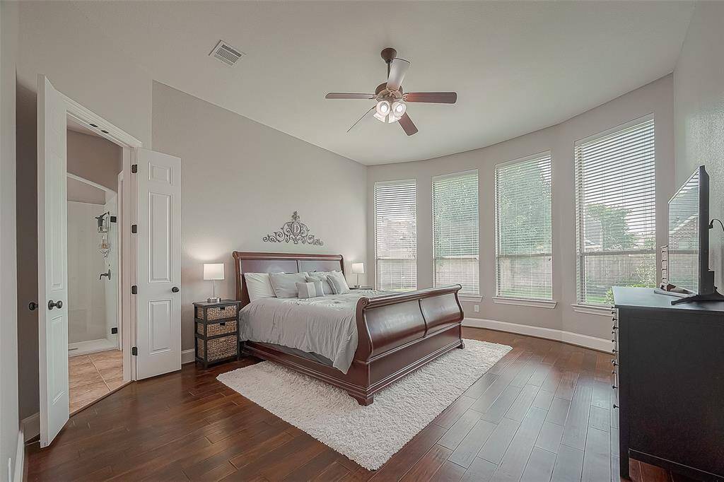 Primary bedroom w/ensuite bathroom