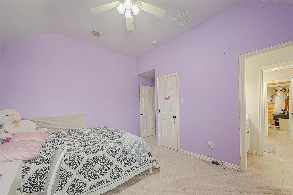 Upstairs bedroom w/Jack and Jill bathroom