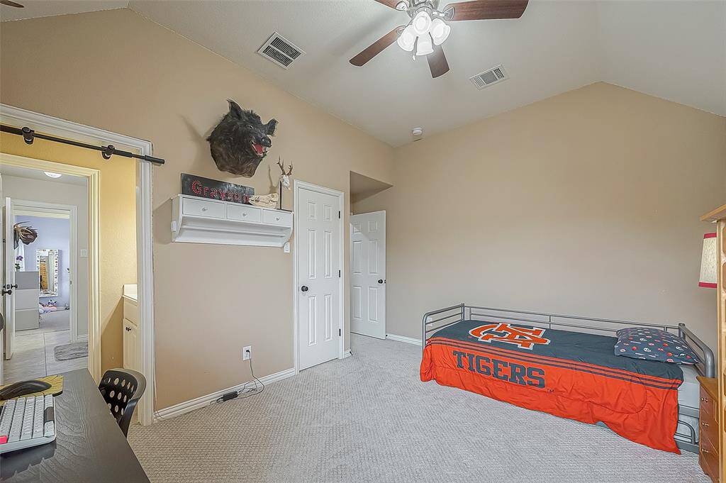Upstairs bedroom w/Jack and Jill bathroom