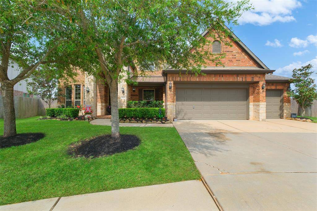 Located in the desirable Grand Vista Community, this spaceous, 2-story, brick and stone home offers a 3-car tandem garage allowing you to house 4 vehicles.