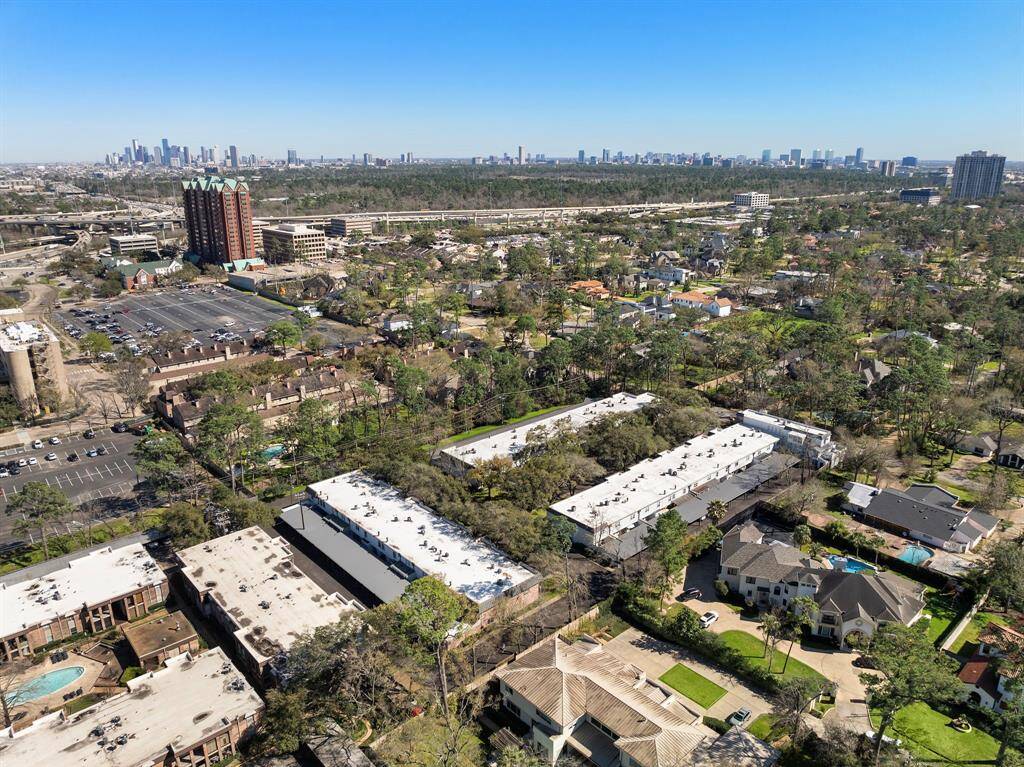 Centrally located minutes away from downtown, the medical center, and the Galleria, Chatsworth Place is tucked away in a coveted Memorial neighborhood.