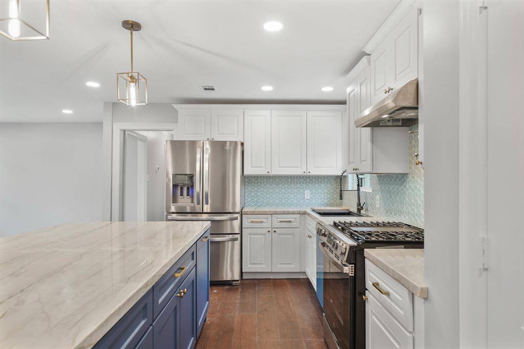 Host your next dinner party with confidence! This masterfully-equipped kitchen features recessed and pendant lighting, and stainless-steel appliances.