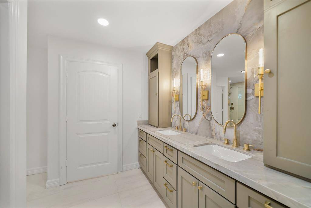 This angle of your bathroom is breathtaking.