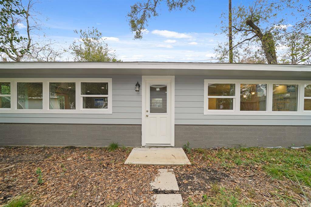 The guest house will allow plenty of natural light thanks to the multiple windows.