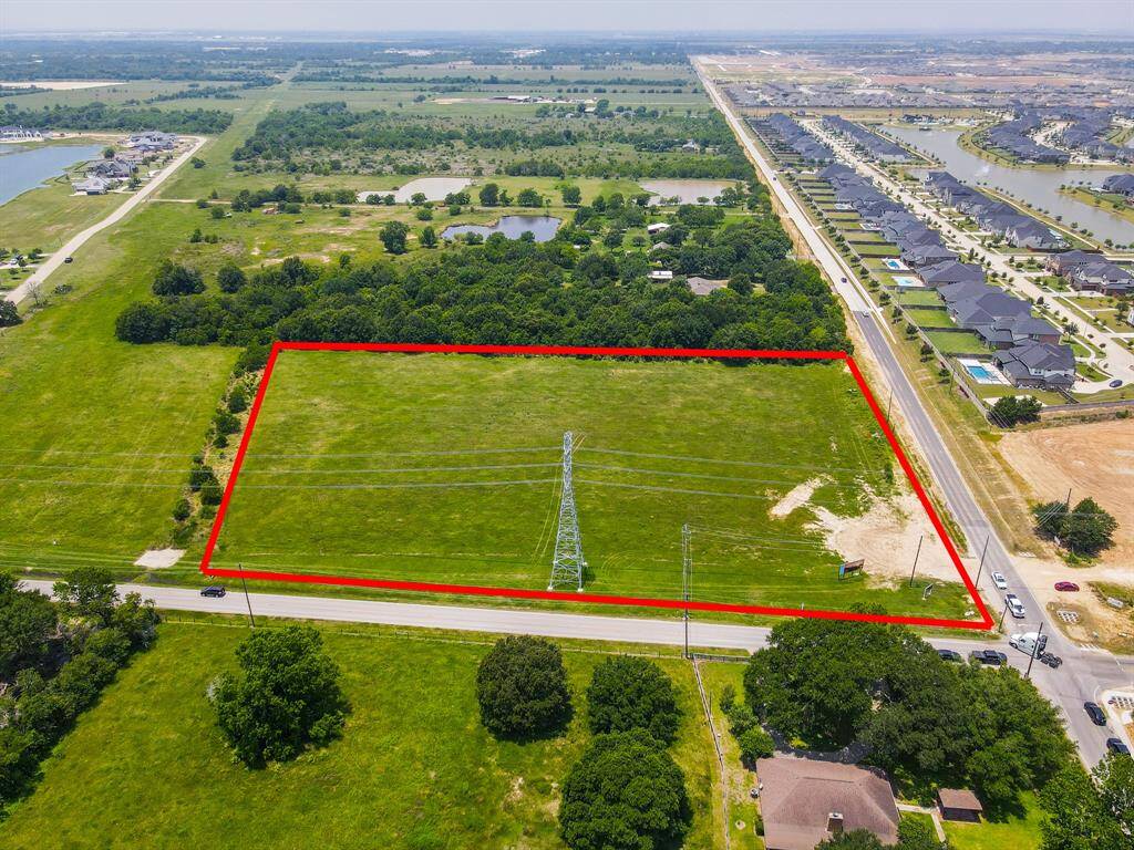 Surrounded by thriving residential communities, top-rated schools, retail centers and ongoing development
