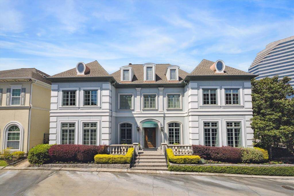 Welcome to 1 Exbury Way, nestled in the sought-after Tanglewood gated community of Homewood. This elegant home boasts hardwood floors throughout, an abundance of natural light, and soaring ceilings that create a warm and inviting atmosphere for guests.
