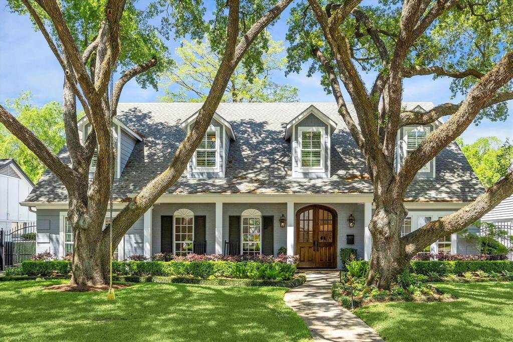 Welcome to 10038 Burgoyne, located in the desirable Briargrove Park!
