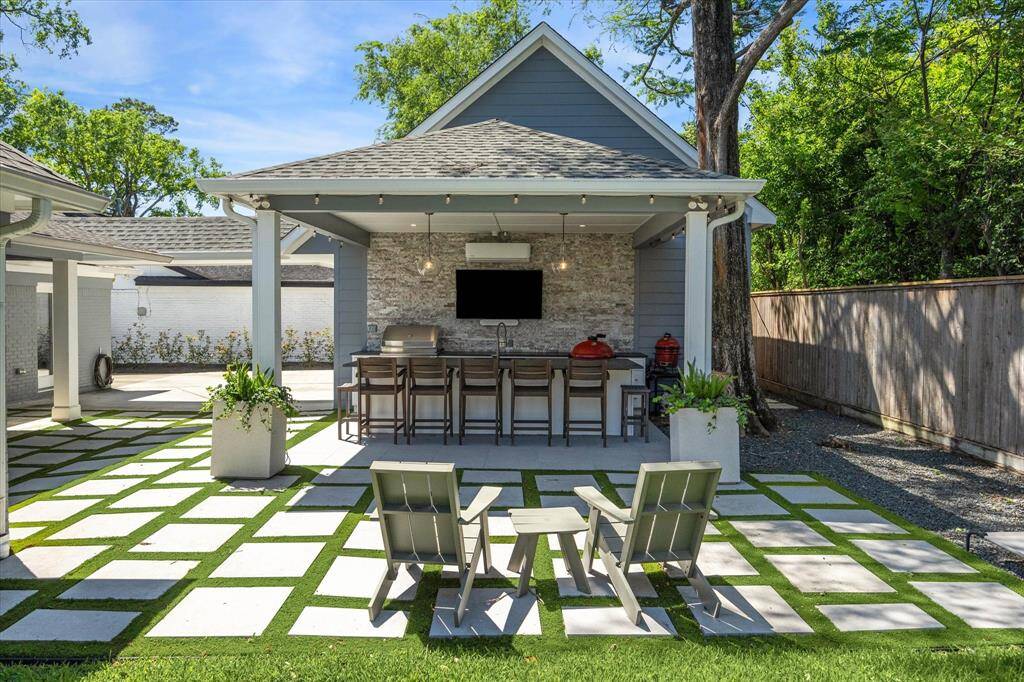 A view of the impressive backyard, an entertainer’s paradise!