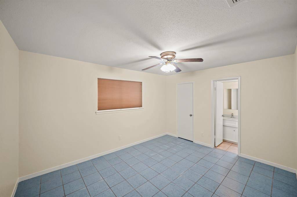 Primary bedroom with private en-suite bath.