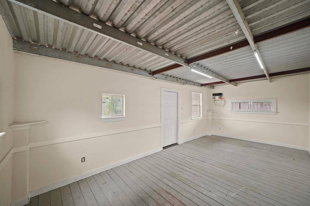 The extra detached room is a versatile space, perfect for a home gym, a productive workspace, or pursuing hobbies. Its flexibility allows it to be tailored to your needs, providing a private and dedicated area for any activity.