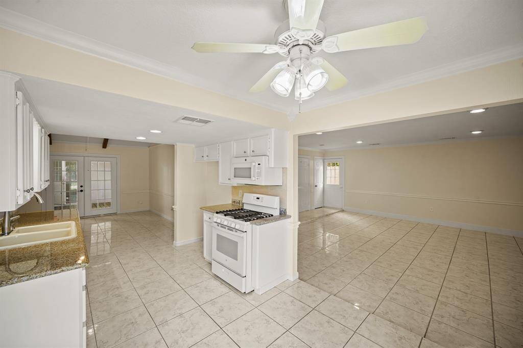 With the breakfast area nearby, it's easy for family members to enjoy casual meals together or for guests to chat with the cook while meals are being prepared.