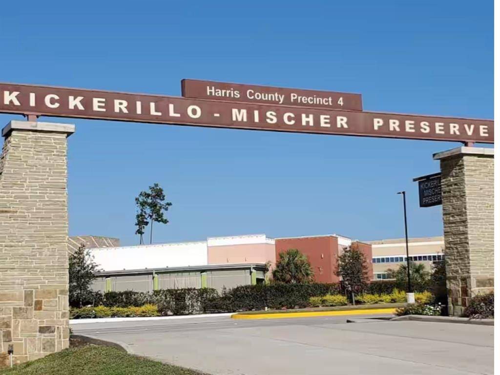 ICKERILLO-MISCHER PRESERVE. Enjoy 1.7 miles of hiking/walking trails, kayaking/canoeing, picknicking and wildlife watching!