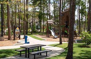 One of the 12 community parks, Everette's Peak is just an easy walk down the street.