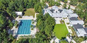 The heart of Woodforest is The Palm.  The community clubhouse is a beautifully appointed space where residents can gather both inside and out, with an event center, courtyard with café seating and an event lawn. HOA and Director of Fun offices are in The Palm, too.