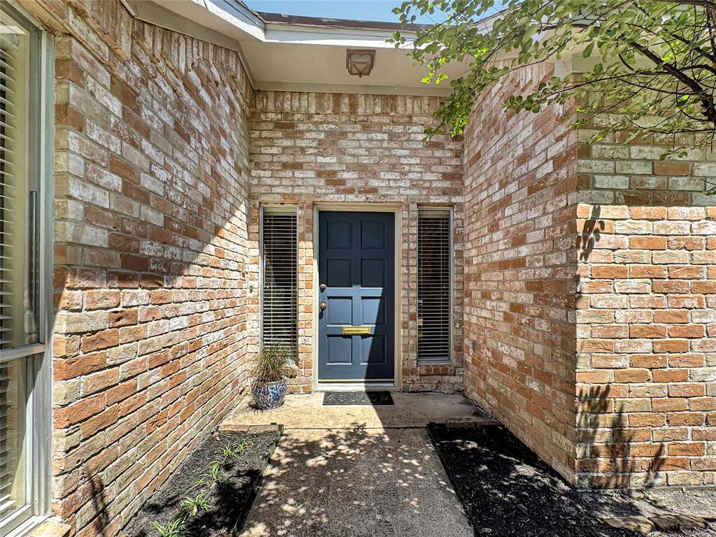 Welcome to 10922 Lasso Ln.