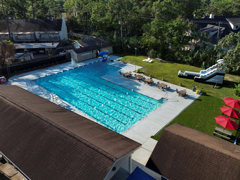 Nearby Plaza Oaks Pool and Tennis. Separate membership required.