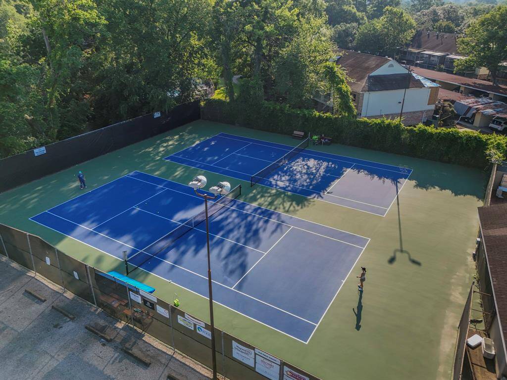Nearby Plaza Oaks Pool and Tennis. Separate membership required.